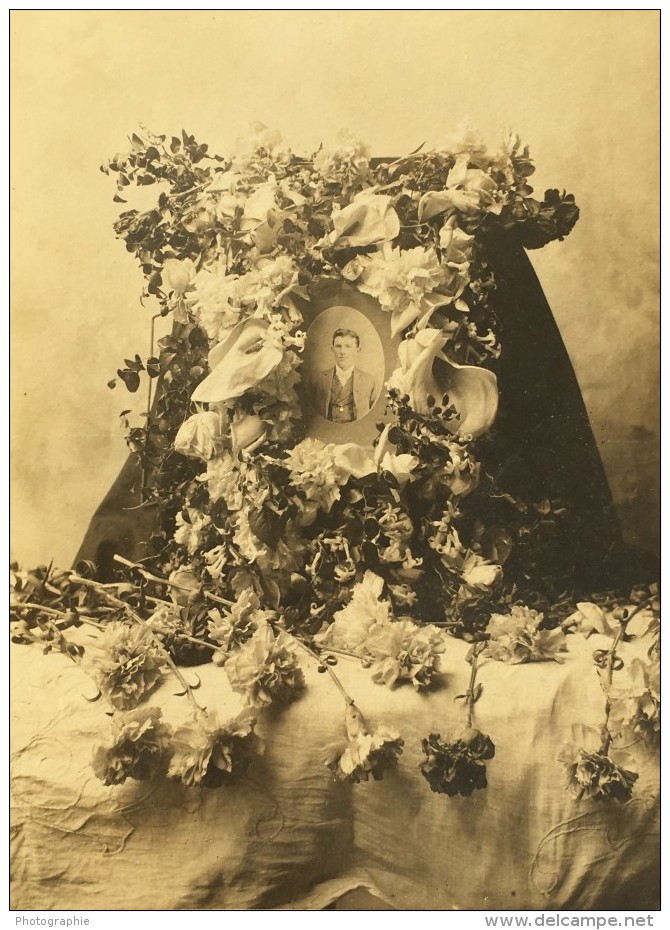 USA? Hommage Au Defunt Arrangement Funeraire Fleurs Ancienne Photo 1900 - Other & Unclassified