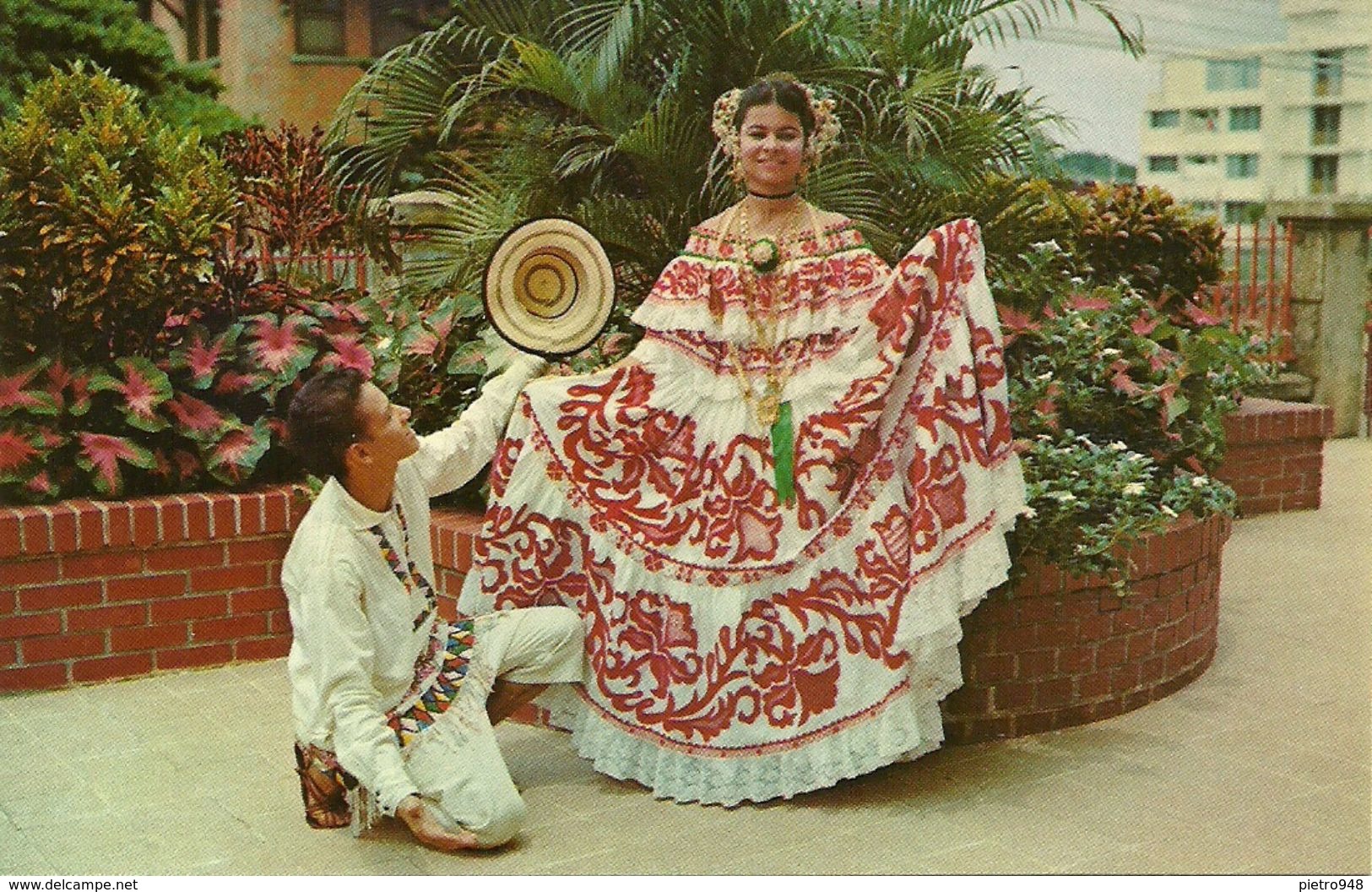 Republica De Panama, Una Senorita Luciendo La Pollera, A Young Lady  Wearing The Pollera - Panama