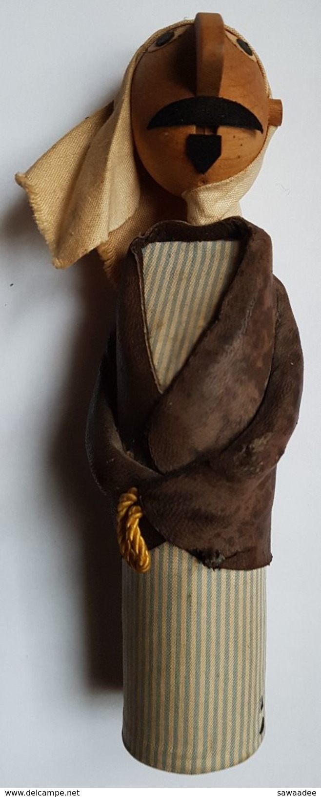 FIGURINE - BOIS - PERSONNAGE - ARABE - BEDOUIN - MARQUAGE : M.F ISRAEL - TISSU ET CUIR - ANNEE 50 - HAUTEUR 18 CM - Autres & Non Classés