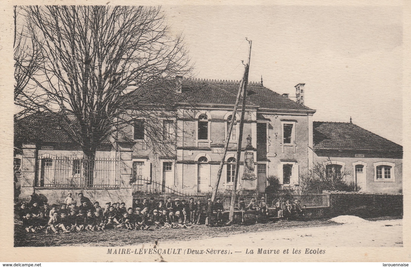 79 - MAIRE LEVESCAULT - La Mairie Et Les Ecoles - Autres & Non Classés
