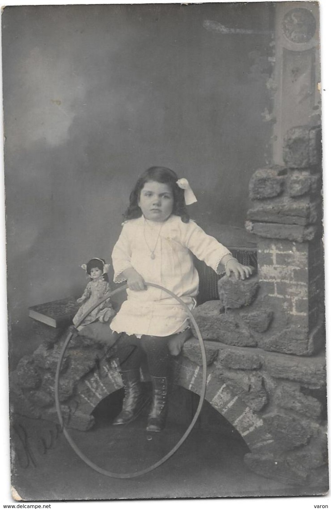 Carte-photo D'une PETITE FILLE Avec Sa POUPEE Et Son CERCEAU - DENTELLES Et BOTTINES à BOUTONS - Portraits