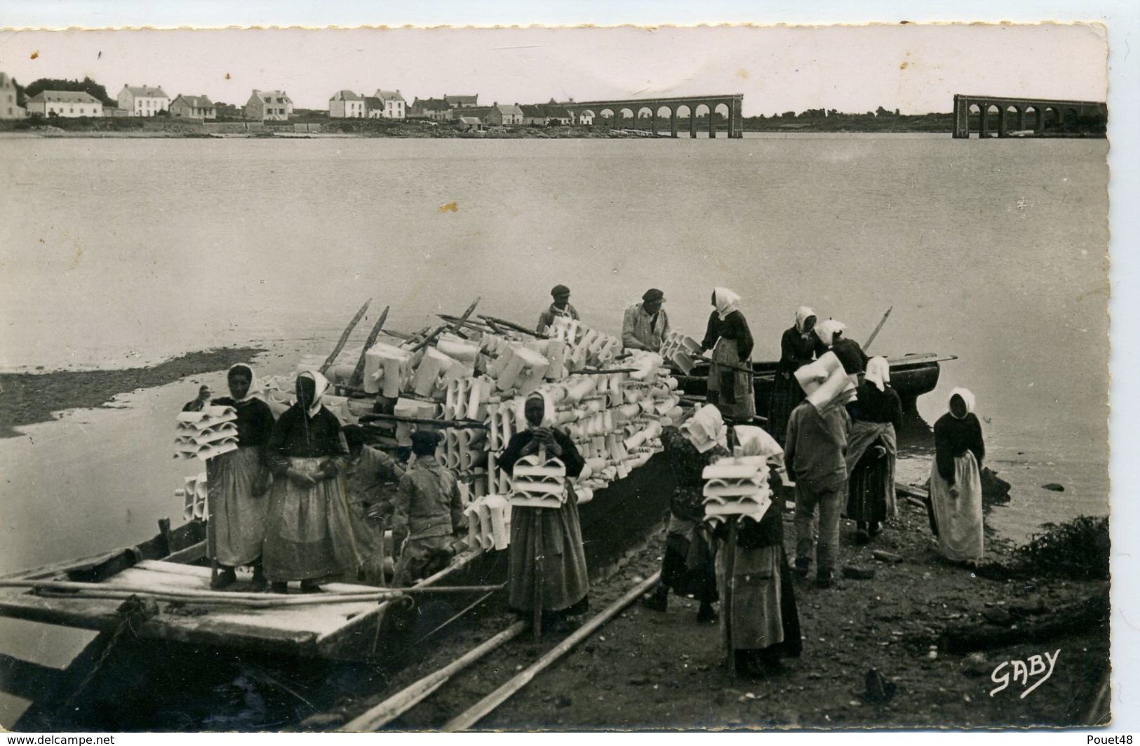 56 - LA TRINITE SUR MER - Le Débarquement Des Tuiles Destinées à L'Ostréiculture. - La Trinite Sur Mer