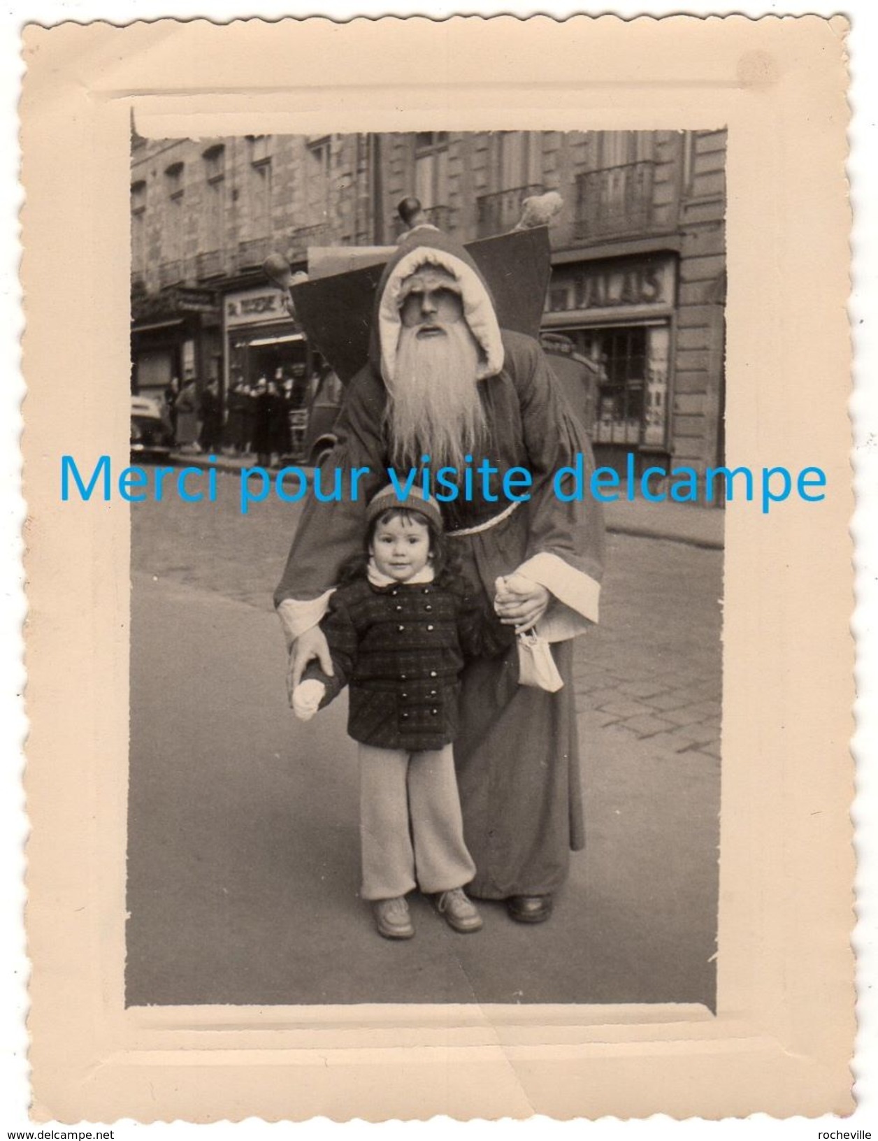 Photo  -Enfant Avec Le Père Noël Rencontré Dans Une Rue De Rennes (35) Le 23-Décembre 1953 - Personas Anónimos