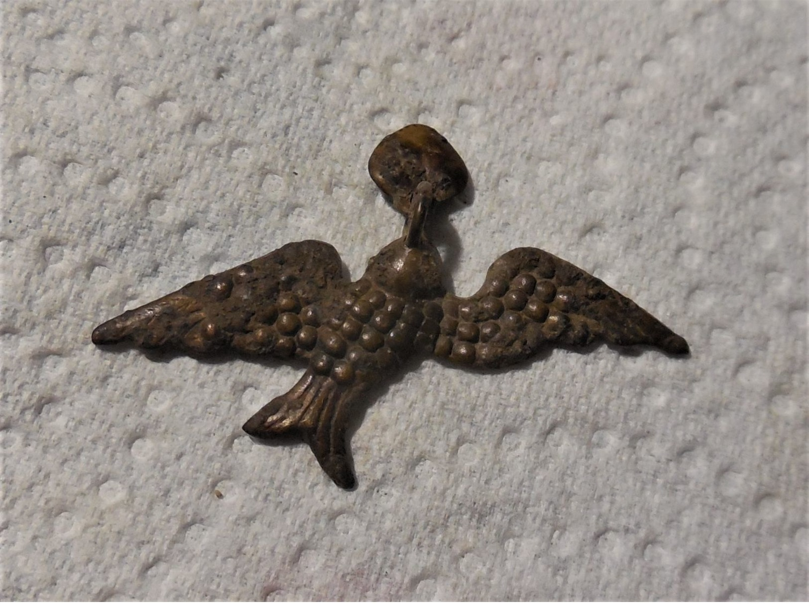 SUPERBE PENDENTIF OISEAU VOLANT AVEC UN PETIT COEUR DU FIN MOYEN AGE OU + ANCIEN - Archéologie