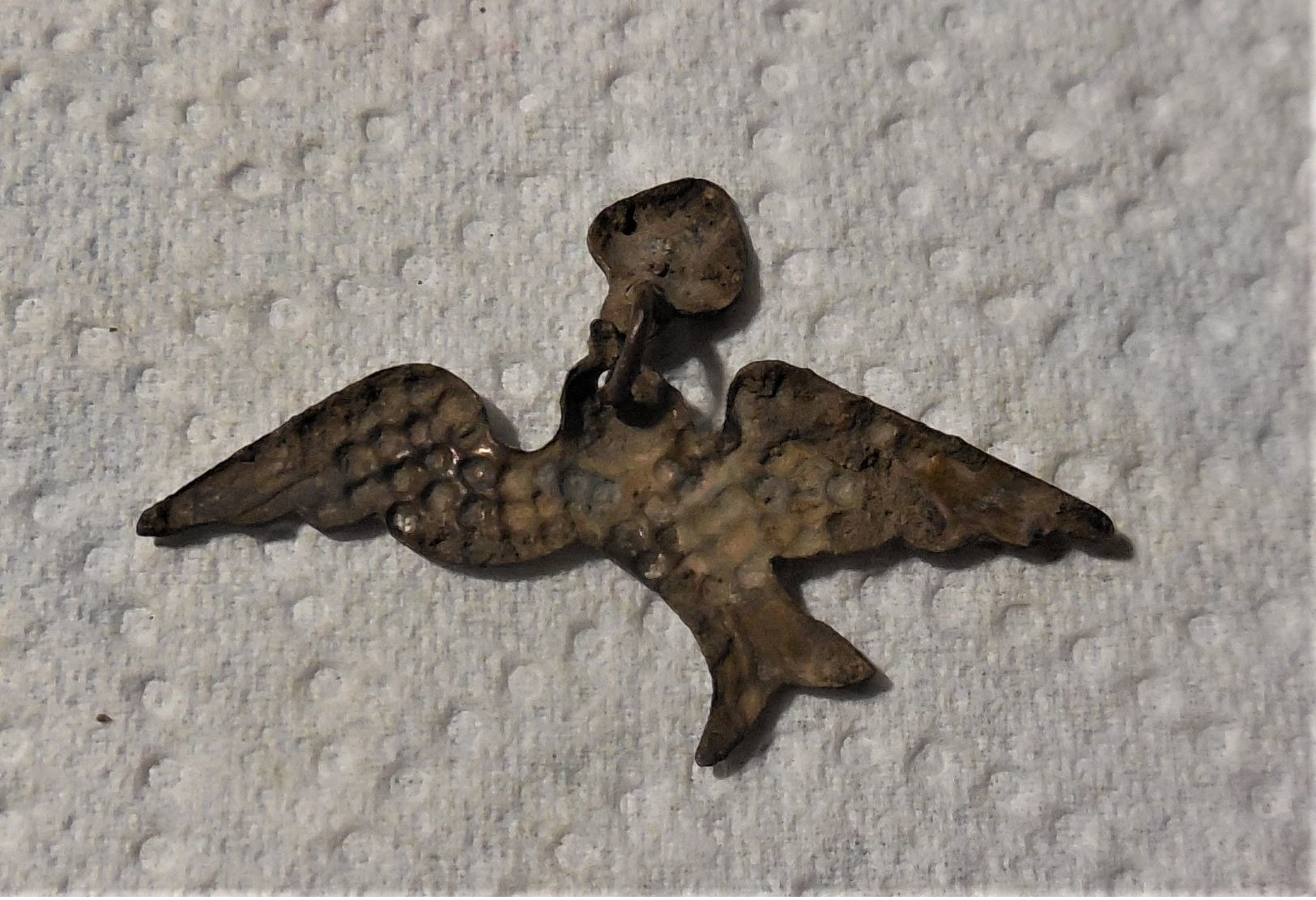 SUPERBE PENDENTIF OISEAU VOLANT AVEC UN PETIT COEUR DU FIN MOYEN AGE OU + ANCIEN - Archéologie