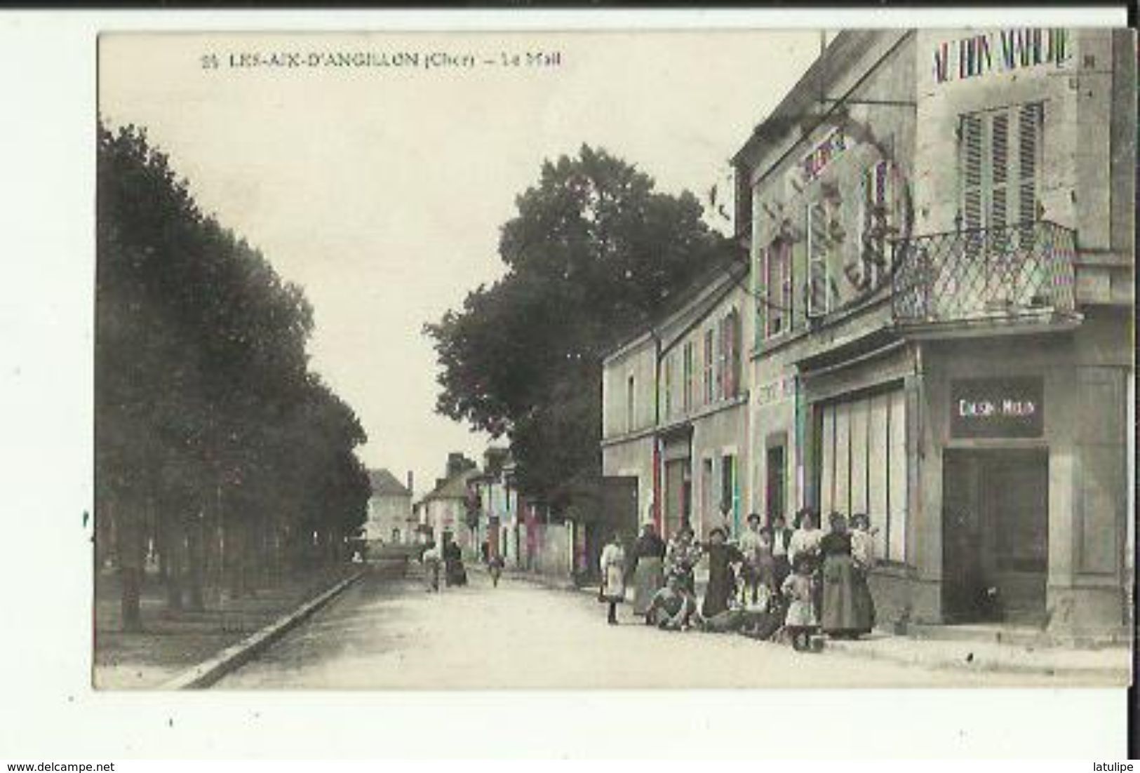 Les Aix D'Angillon  18    Le  Mail Tres Tres Animé _Epicerie Et Vetements Au Bon Marché - Les Aix-d'Angillon