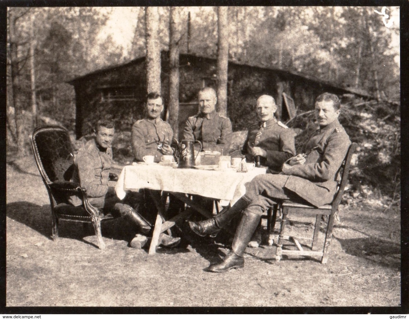 PHOTO ALLEMANDE - OFFICIERS AU REPOS DANS UN CAMP DE NEUFLIZE PRES DE REIMS - MARNE GUERRE 1914 1918 - 1914-18