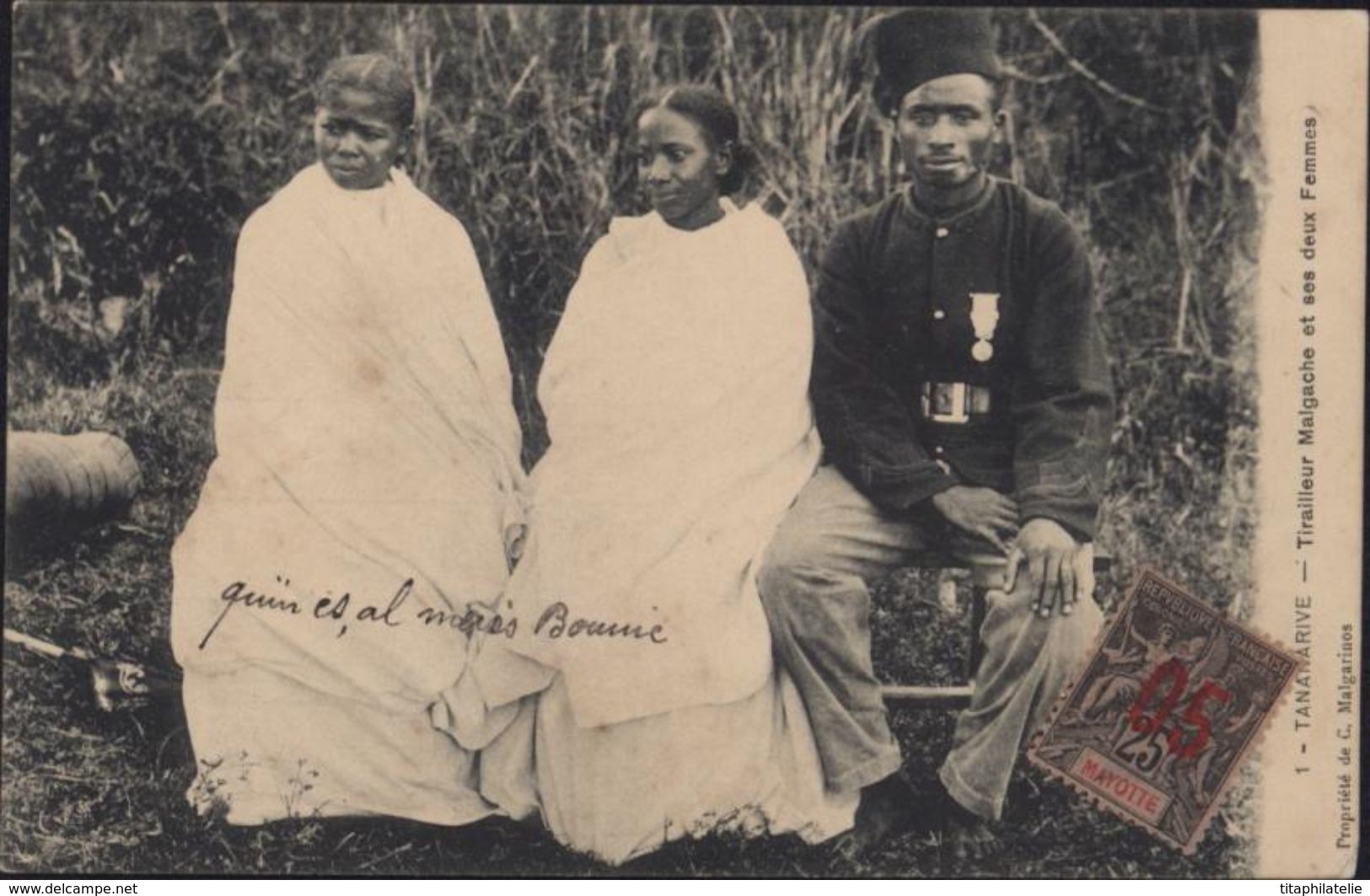 Sur CP Tananarive Tirailleur Malgache Et Ses Deux Femmes YT 25 Mayotte Ecrite à Diego Suarez 30 Sept 1914 Pour Perpignan - Oblitérés