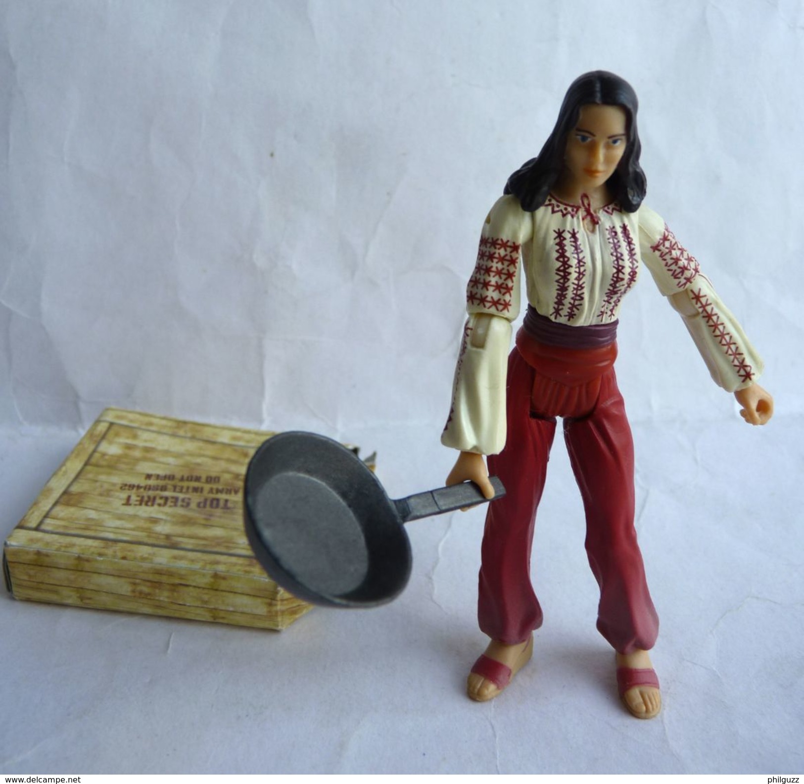 FIGURINE INDIANA JONES - RAIDERS OF THE LOST ARK - HASBRO 2008 - MARION RAVENWOOD AVEC POELLE Et 1 Caisse En Carton - Autres & Non Classés