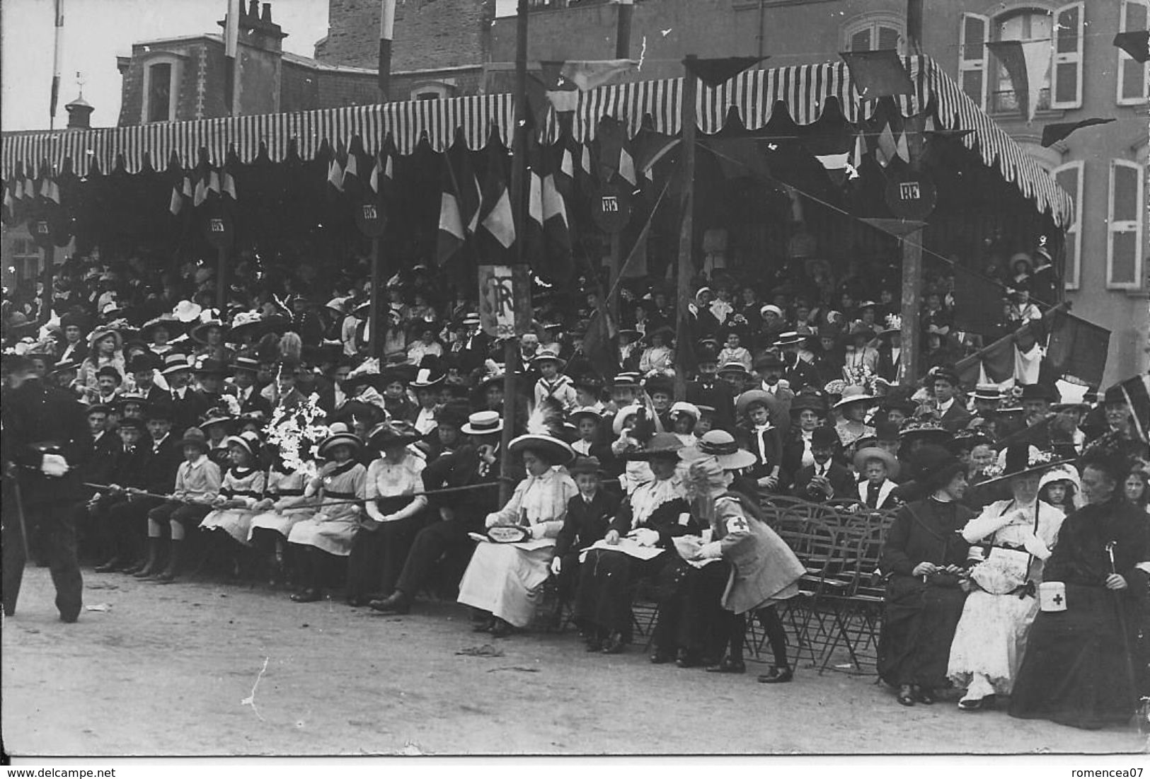 COLLECTE De La CROIX-ROUGE Lors D'une FÊTE NATIONALE - Vers 1910 - Carte-photo - Bienfaisance - A Voir ! - Croix-Rouge