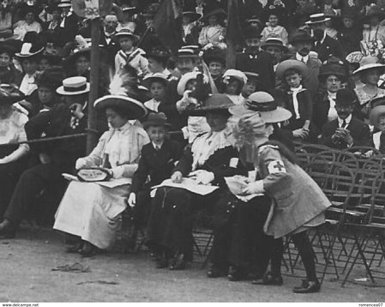 COLLECTE De La CROIX-ROUGE Lors D'une FÊTE NATIONALE - Vers 1910 - Carte-photo - Bienfaisance - A Voir ! - Croix-Rouge