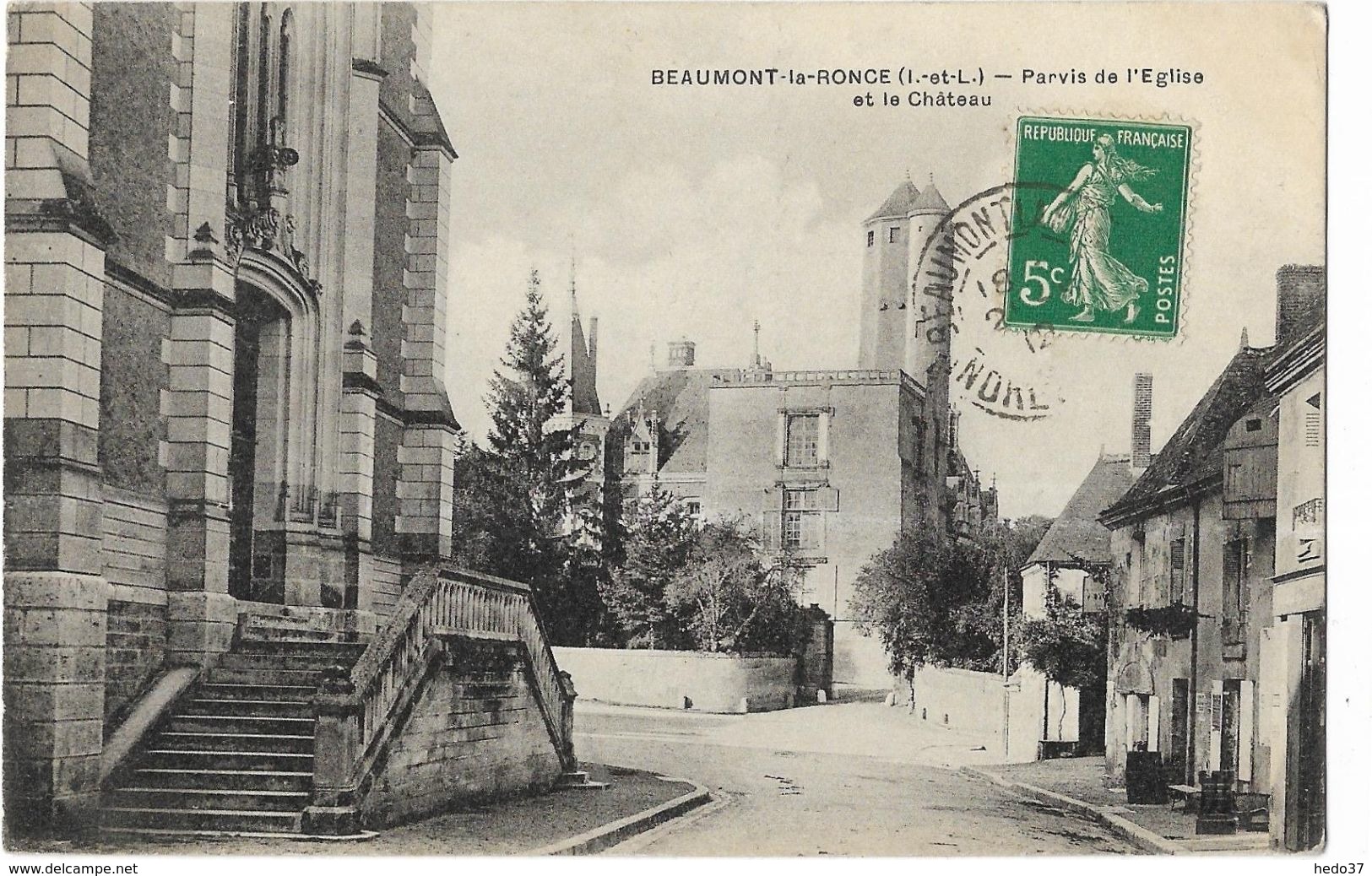 Beaumont-la-Ronce - Parvis De L'Eglise Et Le Château - Beaumont-la-Ronce