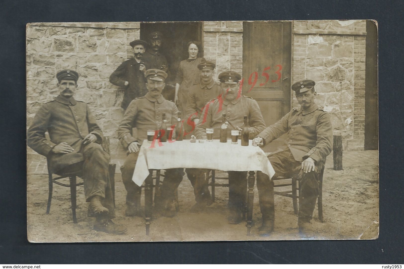 MILITARIA CARTE PHOTO MILITAIRE SOLDATS ALLEMANDS BUVANT DE LA BIÈRE LIRE POUR LA SITUER : - Personnages