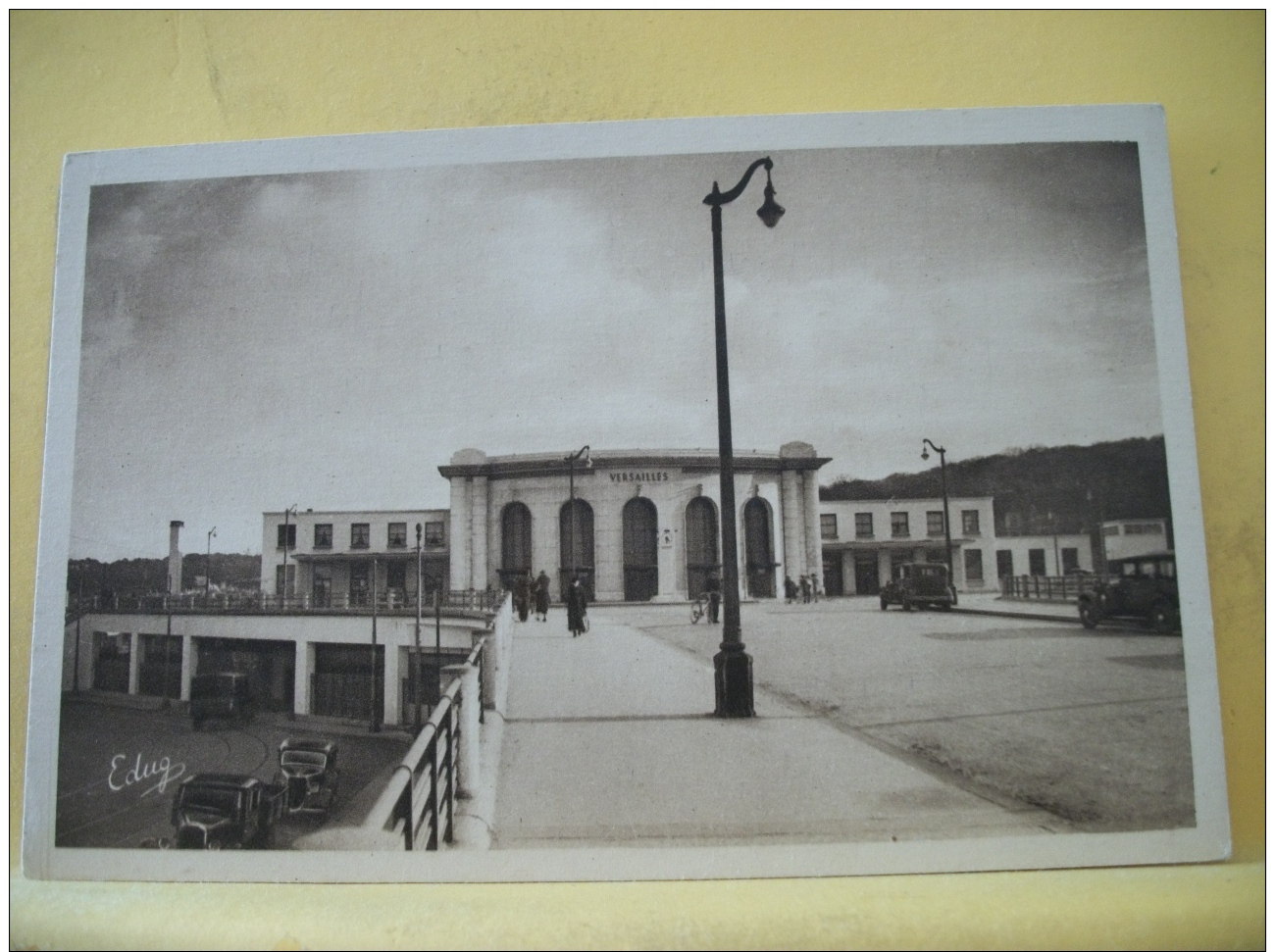 B14 3429 CPSM PM 1940  - 78 VERSAILLES - LA GARE DES CHANTIERS - ANIMATION AUTOS (+ DE 20000 CARTES DE MOINS 1&euro;) - Versailles