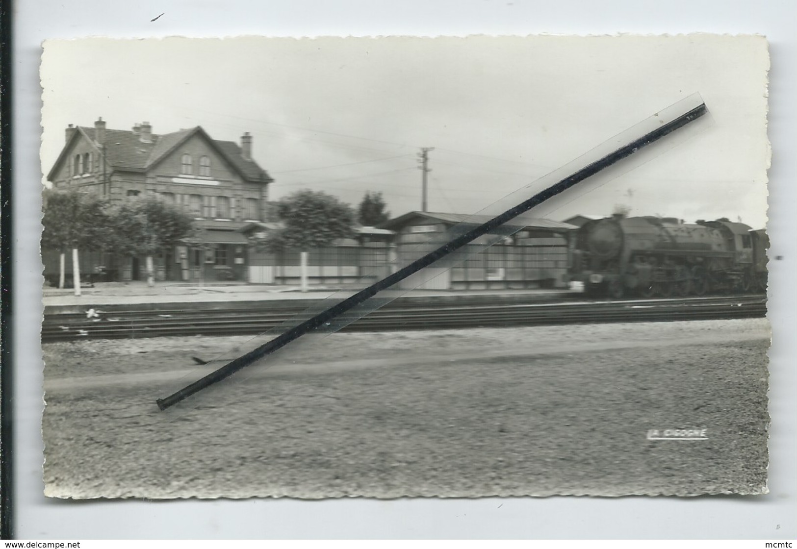 CPSM - Estrées St Denis -(Oise) - La Gare  (train , Locomotive ) - Estrees Saint Denis