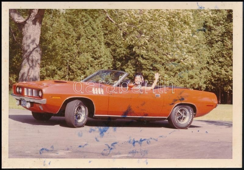 Cca 1971 Szász Lula (Szász Endre Felesége) Fotója, Los Angelesben Plymouth Barracuda Autójukkal, Hátoldalán Feliratozva  - Sonstige & Ohne Zuordnung
