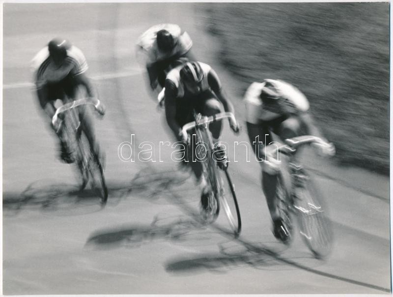 Cca 1972 Kerékpárversenyzők, Gebhardt György (1910-1993) Budapesti Fotóművész Hagyatékából 2 Db Vintage Fénykép, Jelzés  - Sonstige & Ohne Zuordnung