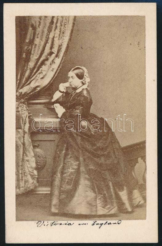 1861 Viktória Angol Kiárlynőt ábrázoló, Vizitkártya Méretű Fotó / 1861 Victoria, Queen Of England. Mayall Photo. 6x9 Cm - Sonstige & Ohne Zuordnung