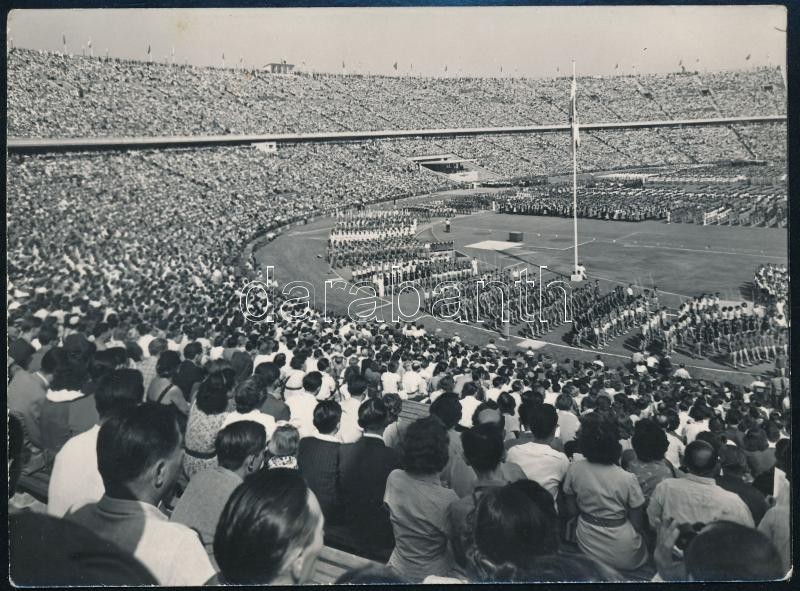 Cca 1955 Népstadion, Május 1-én, Hátoldalán Pecséttel Jelzett Fotó, 9x12 Cm - Sonstige & Ohne Zuordnung