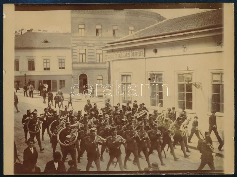 Cca 1900 Budapest, Katonazenekar A Szalag Utcában, Korabeli Fotó, 9x12 Cm - Sonstige & Ohne Zuordnung
