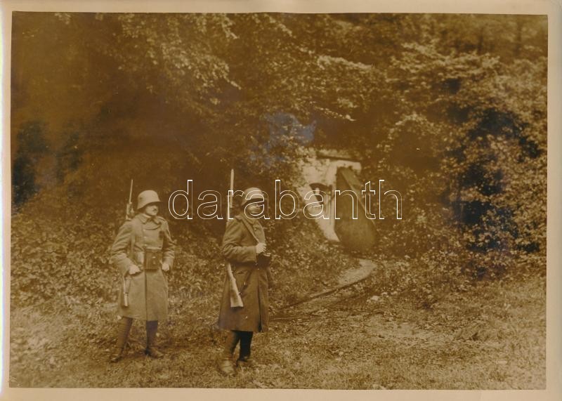 Cca 1940 Magyar Katonák Pécsnél Egy Bunker Mellett. Feliratozott Francia Sajtófotó / Hungarian Soildiers At A Bunker. Fr - Sonstige & Ohne Zuordnung