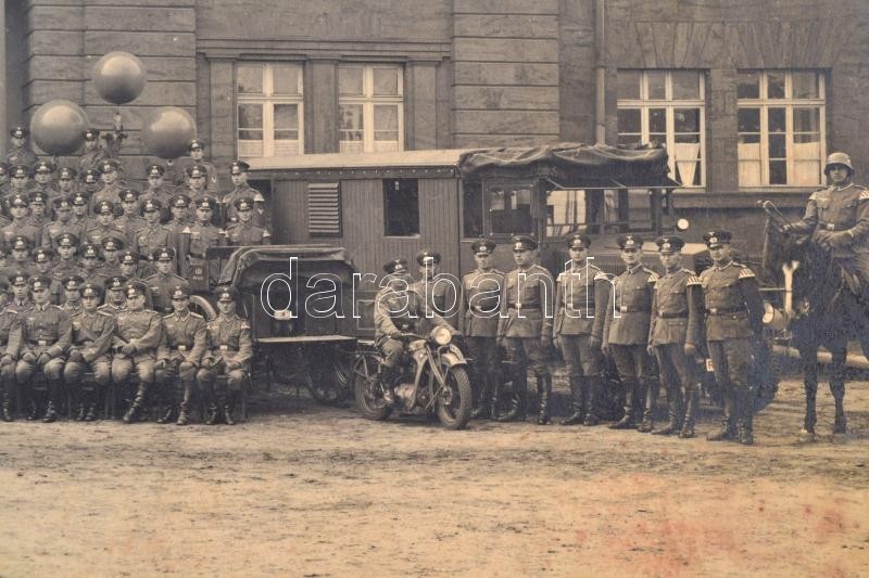 Cca 1935 Minden, Németország. Katonai Alakulat Lovakkal, Autókkal, Motorokkal, Tisztekkel. Csoportkép Kartonon. Kissé áz - Sonstige & Ohne Zuordnung