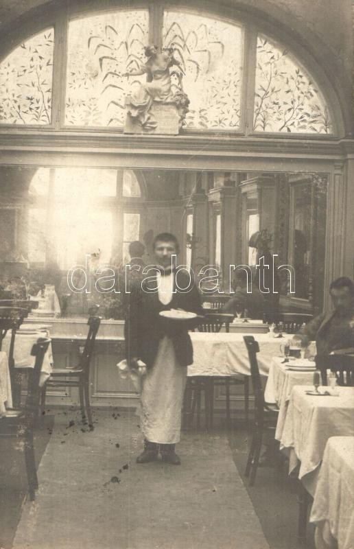 T2/T3 1911 Kolozsvár, Cluj; étterem Belső Pincérrel, Tükörben A Fényképész / Restaurant Interior With Waiter, Photograph - Ohne Zuordnung