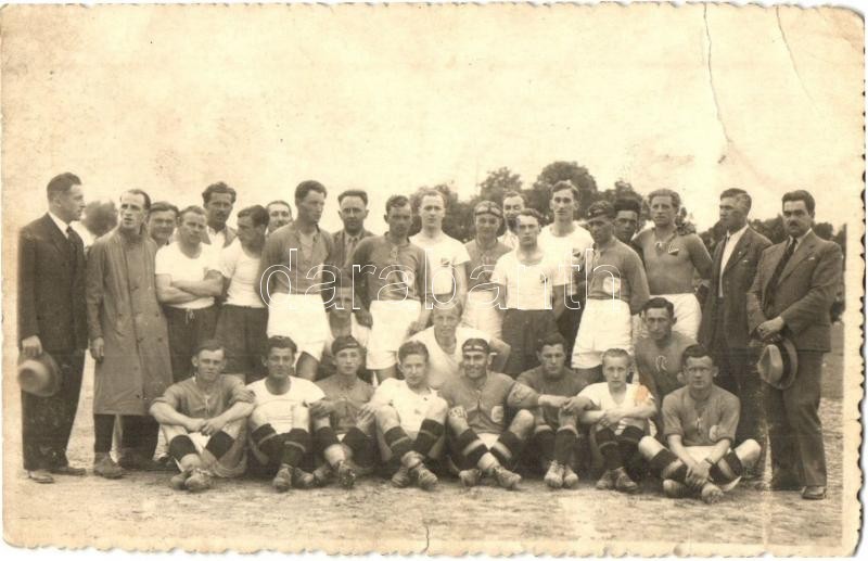 * Komárom, Komárno; Focisták Csoportképe, Labdarúgócsapat, Sport / Football Players. Lőwy József Photo (kis Szakadás / S - Ohne Zuordnung