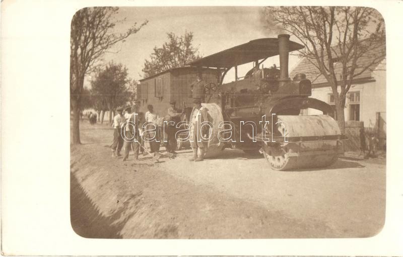 * T2 Lednickisfalu, Mestecko; úthenger Munkásokkal / Road Roller With Workers. Photo - Ohne Zuordnung