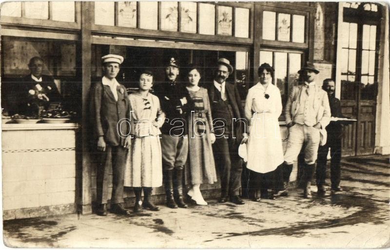 T2/T3 1921 Muzsla, Muzla; Vasútállomás Kantinja, Csoportkép / Canteen Of The Railway Station, Group Photo - Ohne Zuordnung