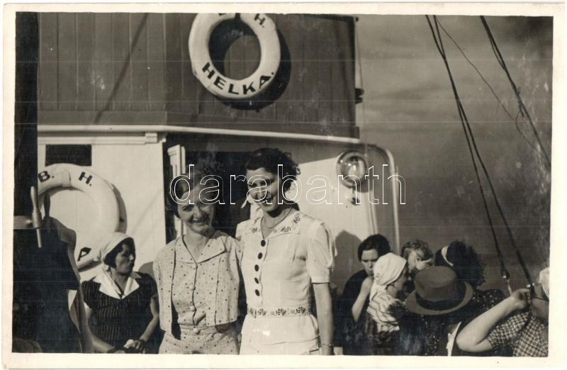 ** T2 Helka Személyszállító Csavargőzös Fedélzete, Hölgyek / Hungarian Passenger Steamship's Deck With Ladies. Photo - Unclassified