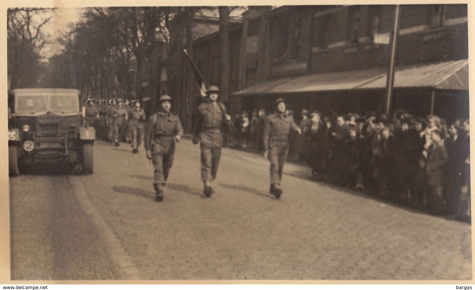 Photo Carte Postale Defilé Militaire Roggeman Saint Gilles Bruxelles 1945 - Guerre, Militaire