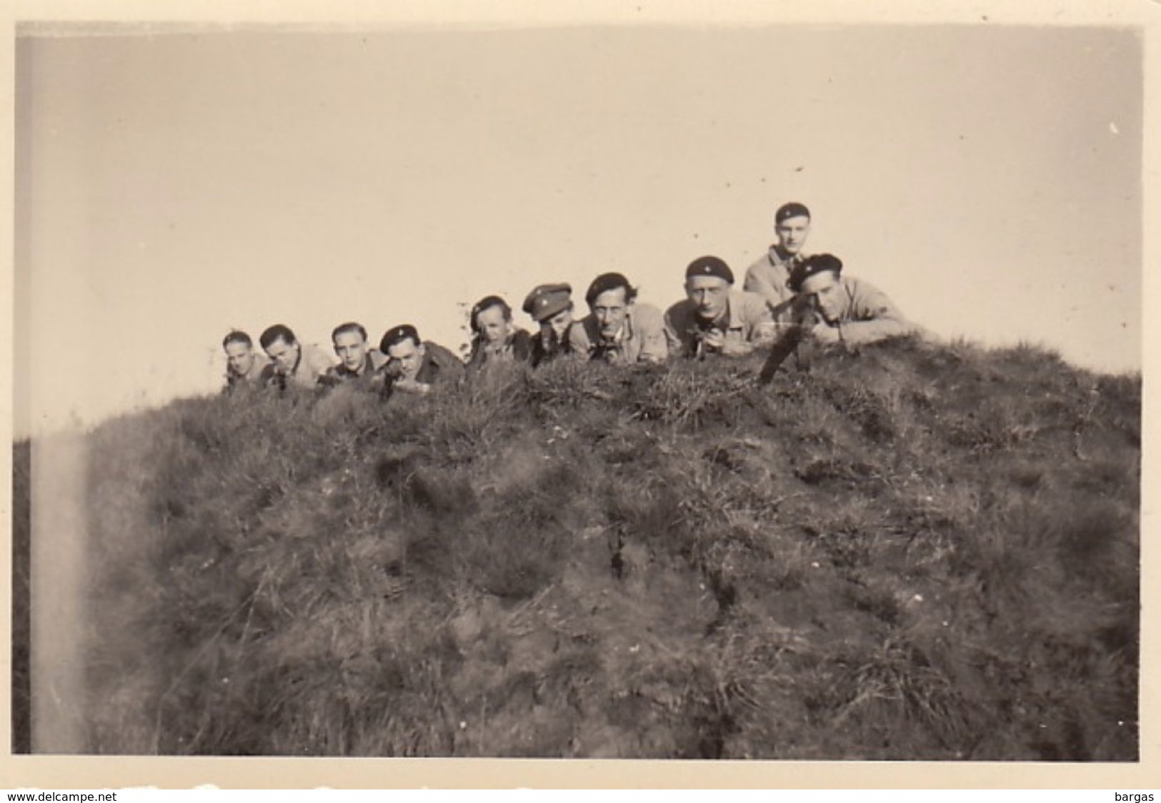 2 Photos Militaire Belge Détente Embuscade Octobre 1944 - Guerre, Militaire