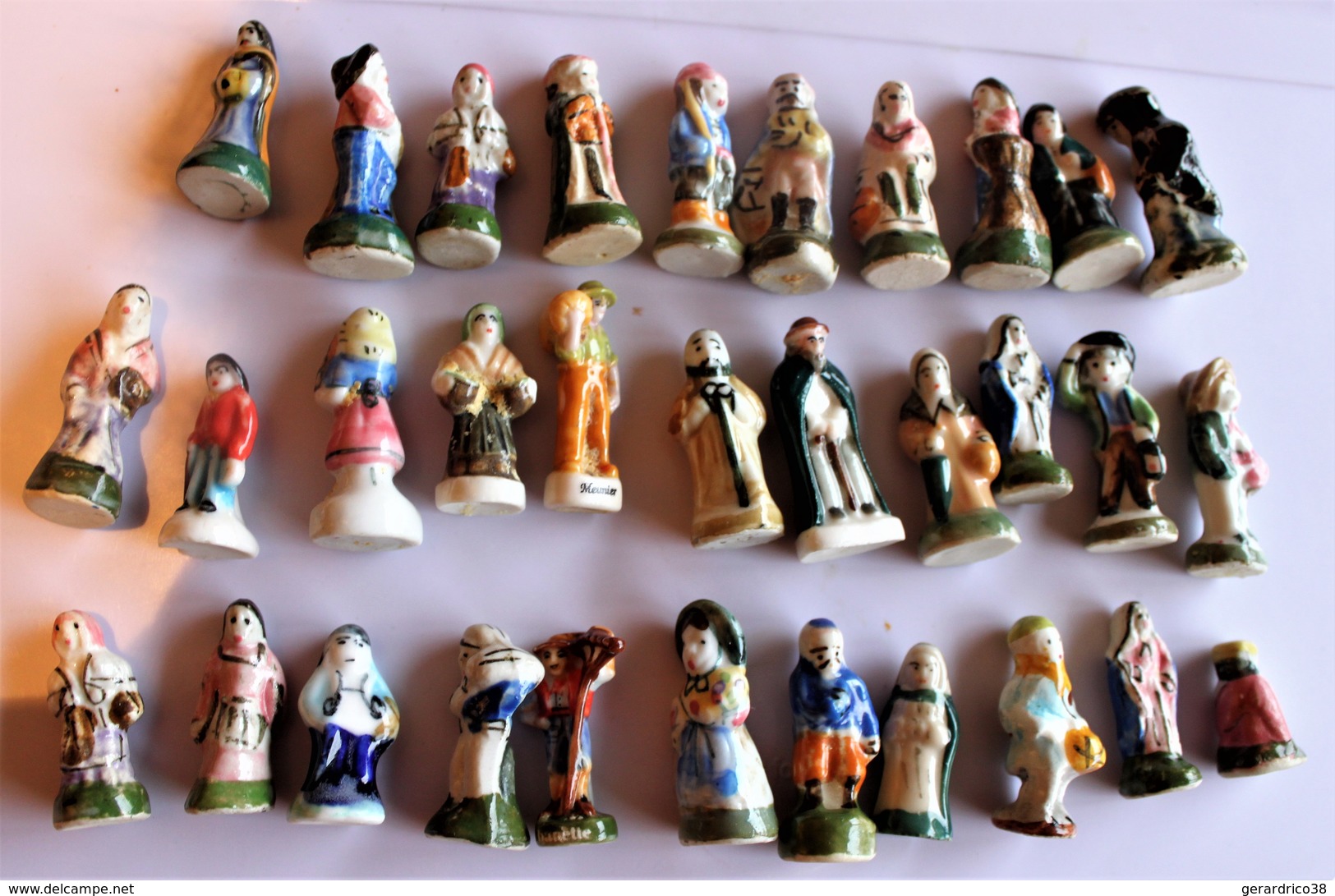 Lot De 32 Feves  Personnages Santons - Santons