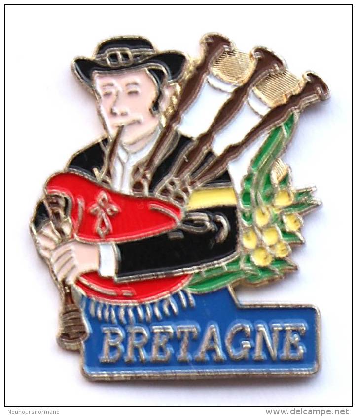 Pin's BRETAGNE - Joueur De Cornemuse En Costume Traditionnel - Sodam - G1154 - Musique