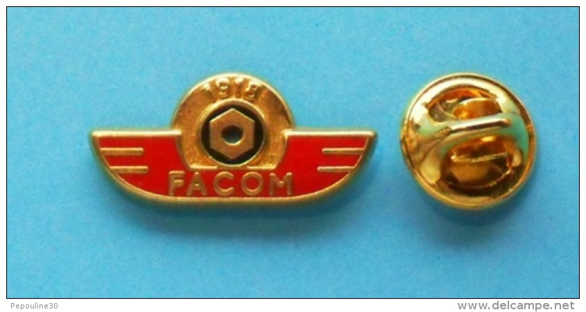 1 PIN'S  //   ** 1918 ** FACOM ** OUTILLAGES PROFESSIONNEL ** . (1918 / 1993) - Autres & Non Classés