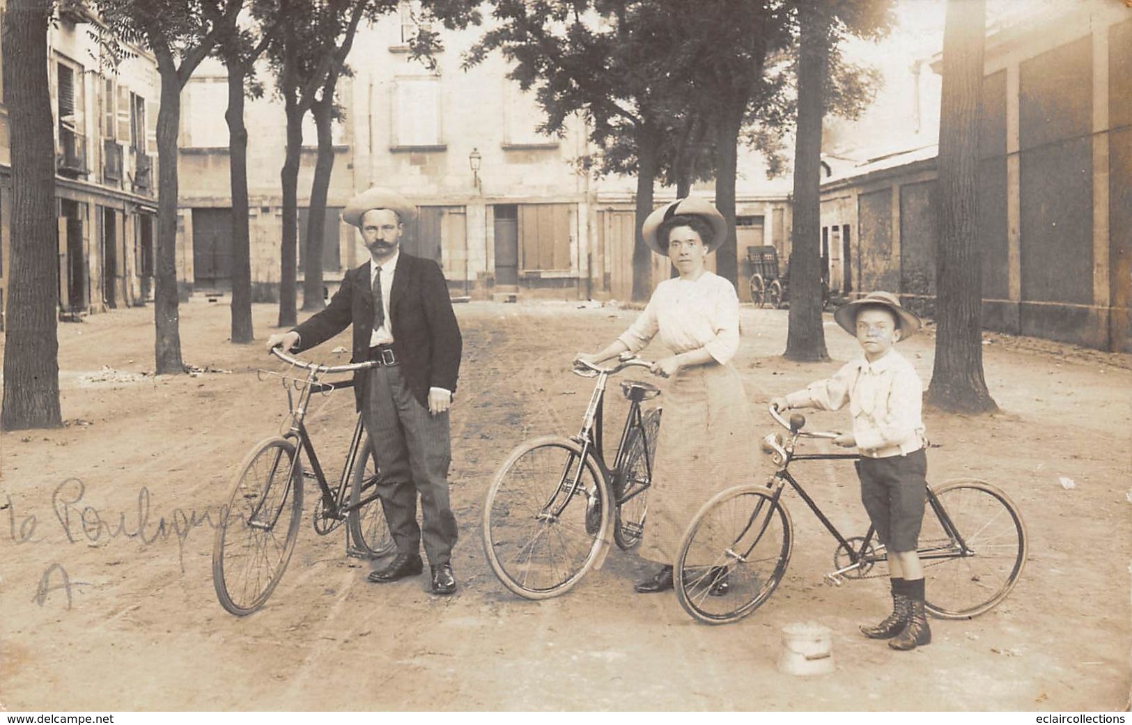 Le Pouliguen       44     Famille Dans Une Cour Avec Vélos .   Carte Photo Attribuée Au Pouliguen  ??     (voir Scan ) - Le Pouliguen