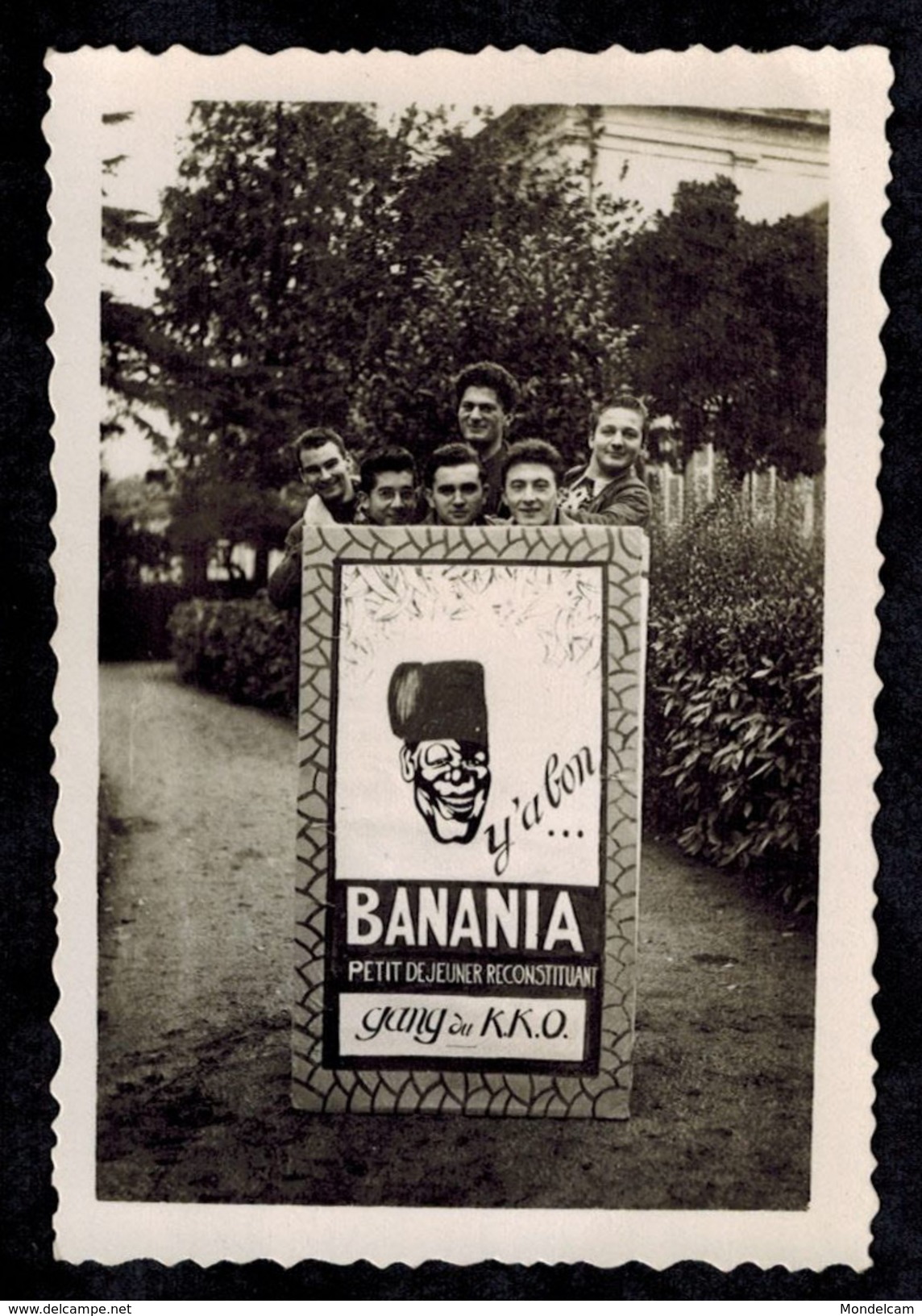 Photo 8.5 X 6 - Jeunes Hommes Gadzarts Derrière Un Panneau Publicitaire Banania à La Sainte Cécile En 1949 --- Del408 - Autres & Non Classés