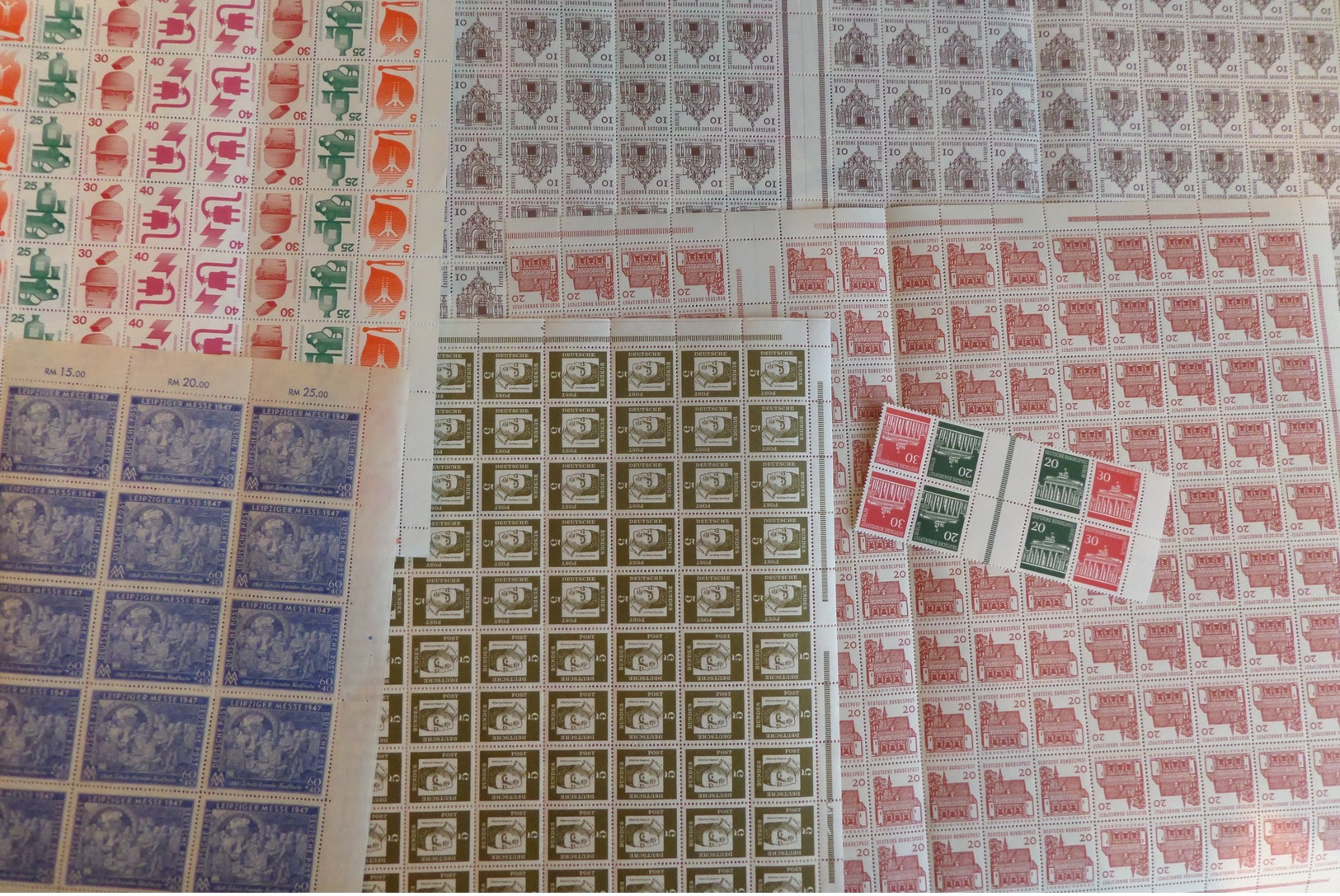 Superbe vrac de milliers de timbres tous pays. Anciens, collections, bonnes valeurs, très varié. Cote énorme!! A saisir!