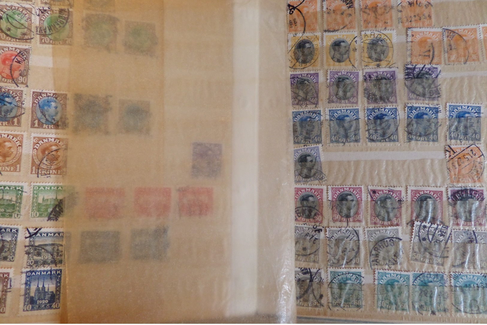 Superbe vrac de milliers de timbres tous pays. Anciens, collections, bonnes valeurs, très varié. Cote énorme!! A saisir!