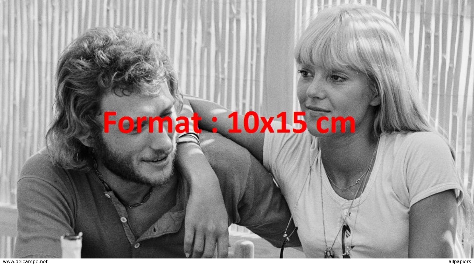 Reproduction D'une Photographie De Johnny Hallyday Et Sylvie Vartan Amoureux Et Décontractés - Sonstige & Ohne Zuordnung