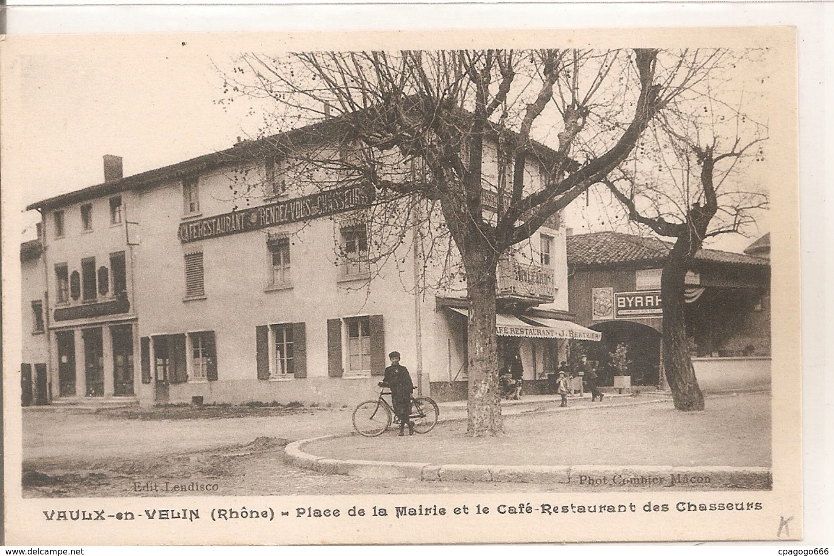 Cpa 69 Vaux En Velin Place De La Mairie Et Le Café Restaurant Des Chasseurs Belle Carte à Voir - Vaux-en-Velin