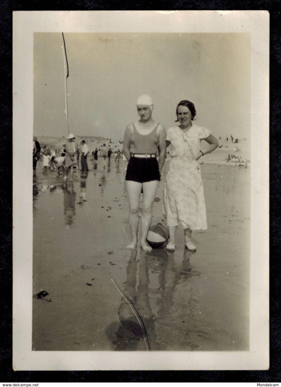 Photo 9 X 6.5 - Deux Femmes Pin Up Dont Une En Maillot De Bain Sur La Plage Années 30 --- Del455 - Pin-ups