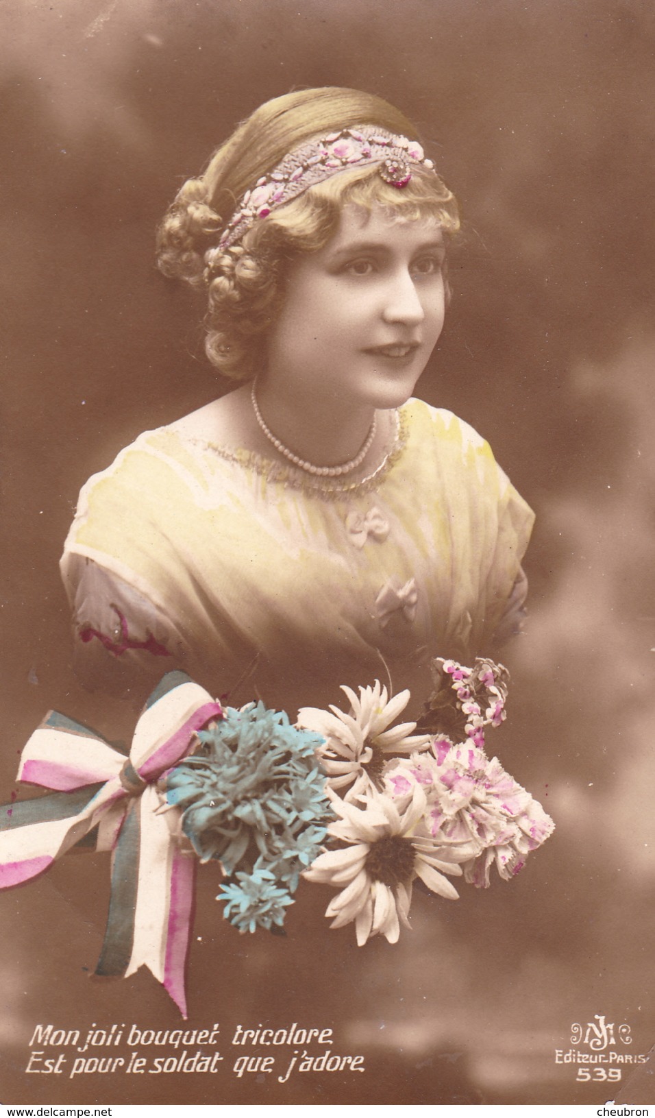 CARTE FANTAISIE . PORTRAIT DE JEUNE FEMME. BOUQUET PATRIOTIQUE. - Femmes