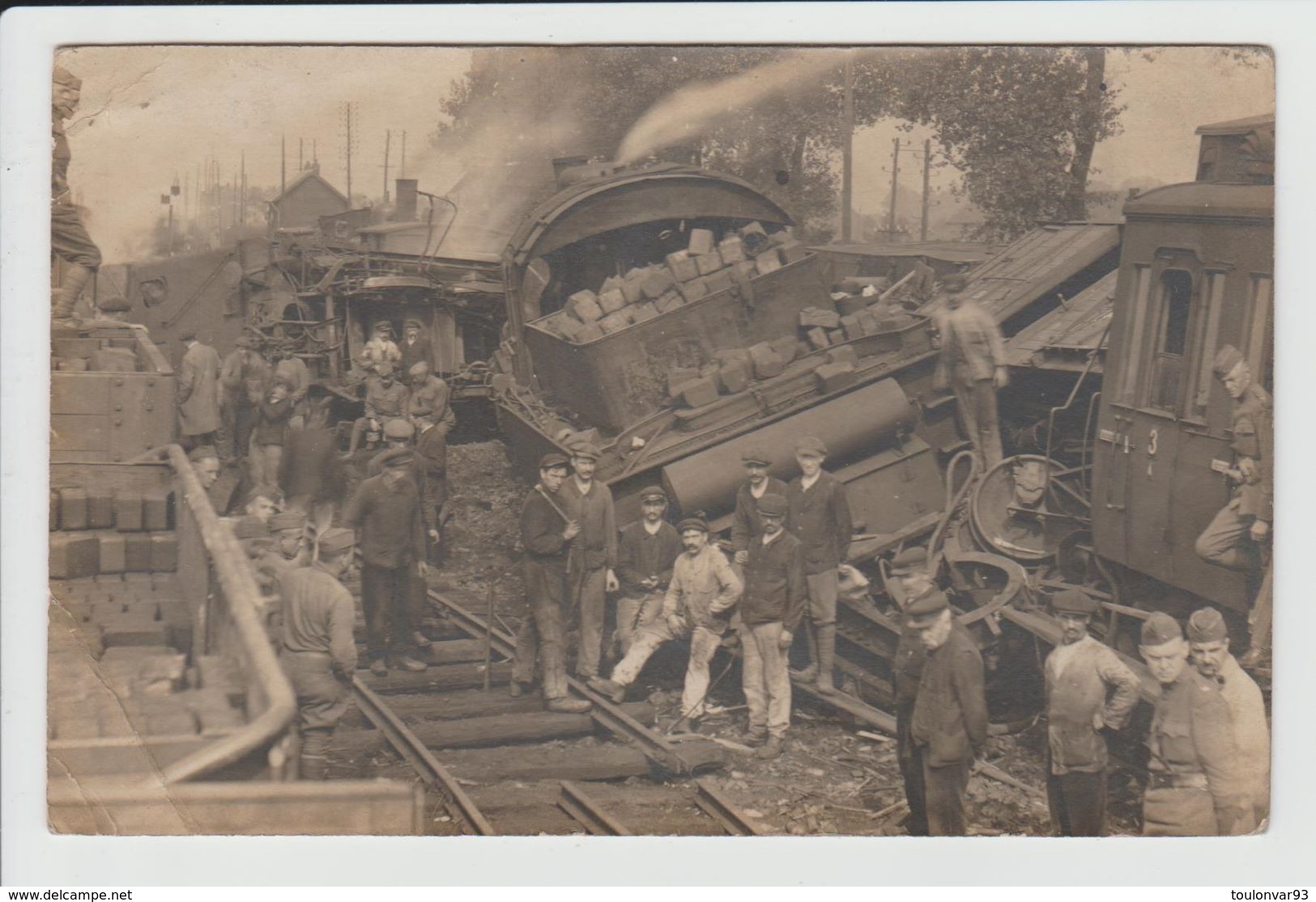 SOMAIN - NORD - CARTE PHOTO - ACCIDENT DE TRAIN EN GARE DE SOMAIN LE 12 JUILLET 1919 - CATASTROPHE - Autres & Non Classés