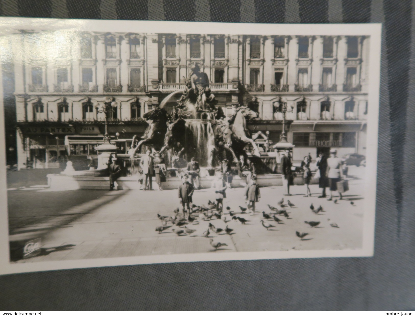 TI - 69 - LYON - La Fontaine BARTHOLDI Et Les Pigeons De La Place Des Terreaux - Autres & Non Classés