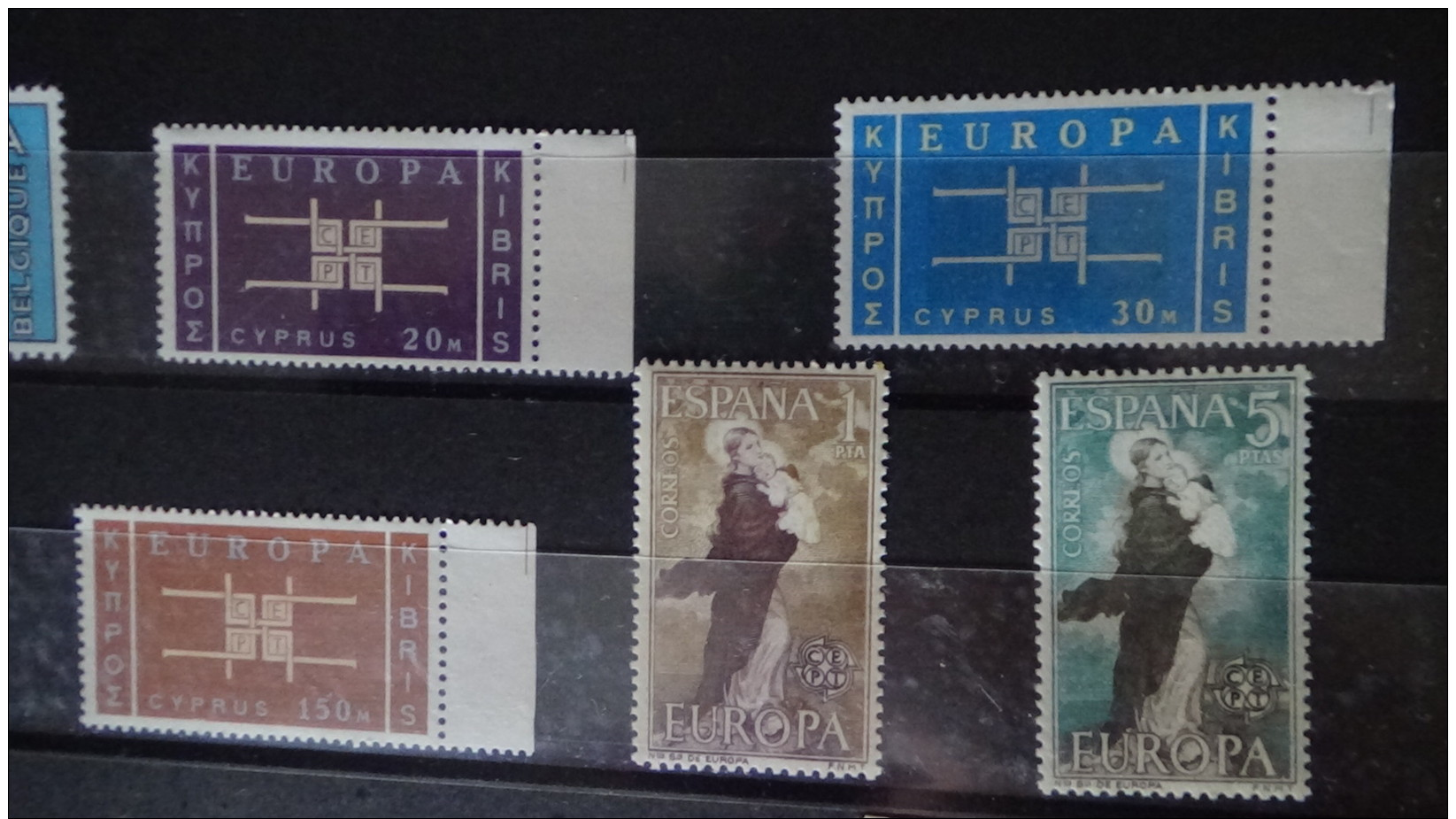 Albums de timbres Europa tous ** dont très bonnes valeurs. A saisir !!!