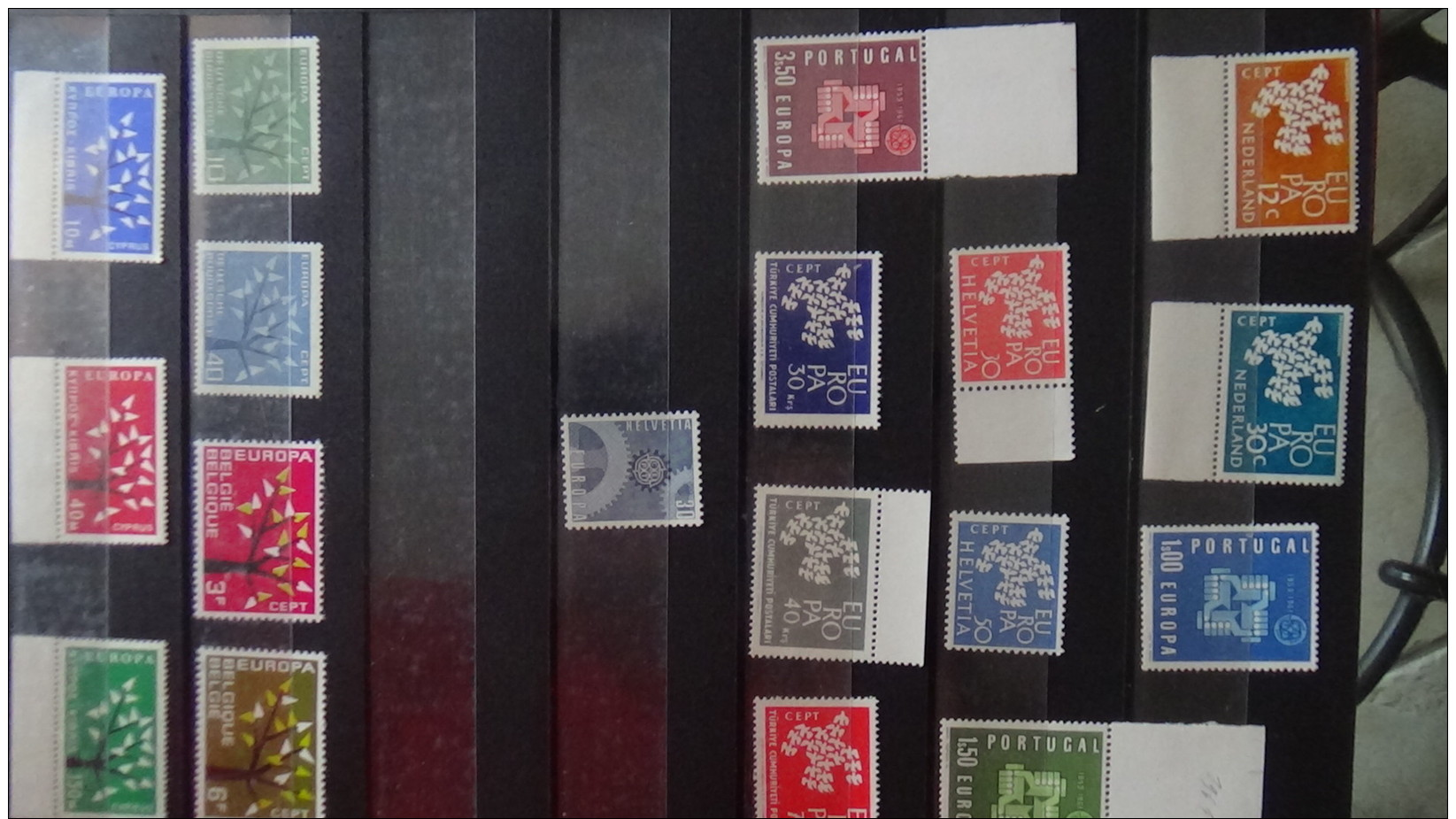 Albums de timbres Europa tous ** dont très bonnes valeurs. A saisir !!!