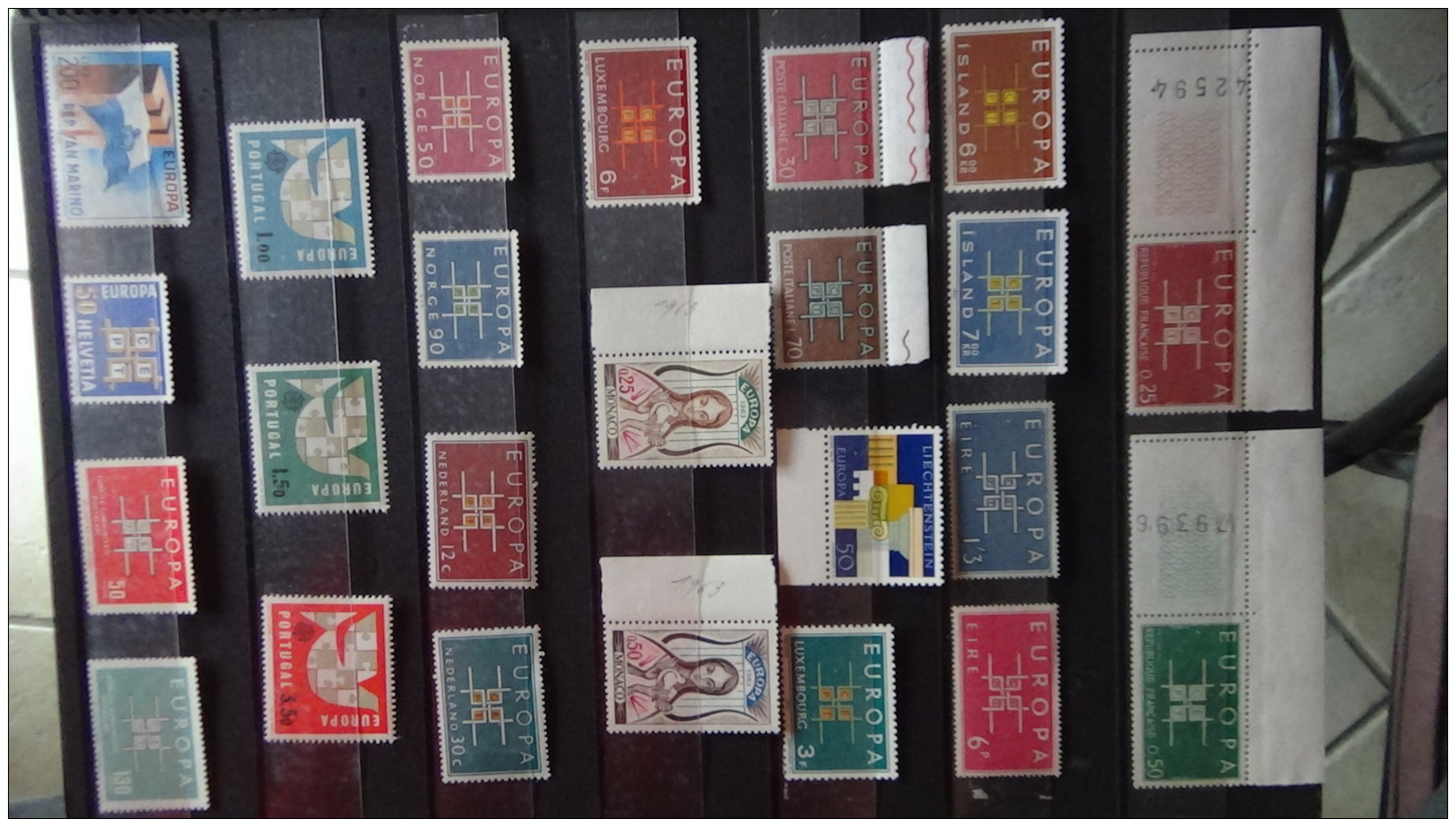 Albums de timbres Europa tous ** dont très bonnes valeurs. A saisir !!!