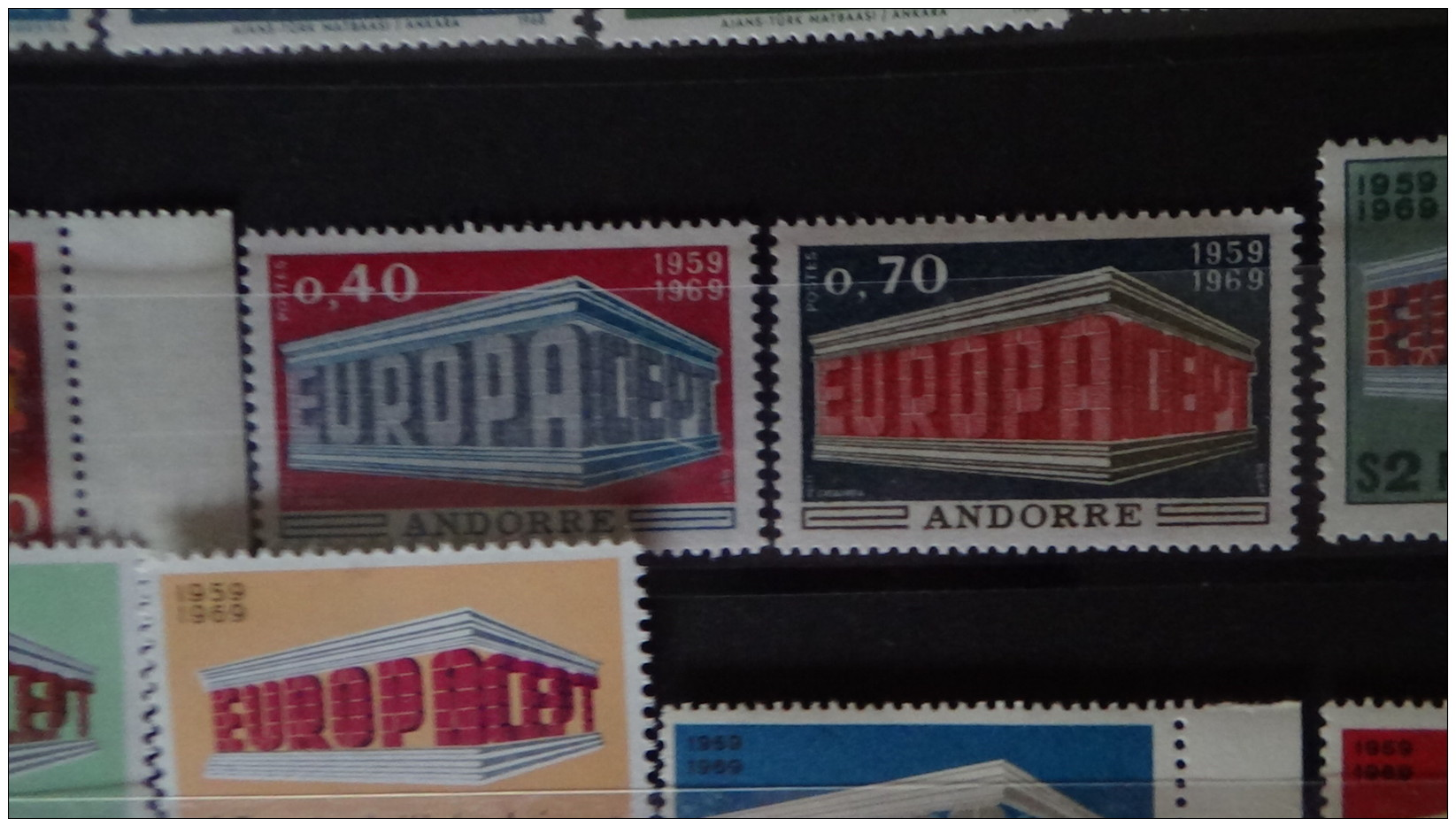 Albums de timbres Europa tous ** dont très bonnes valeurs. A saisir !!!